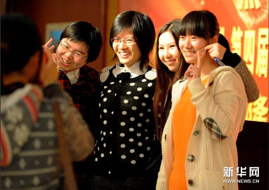 2012��3��27�գ����Č��Ї��d��ȫ�����H�����\��ِ�����˼׽M���ڽ��Kʡ�d�����e���_Ļʽ���������ݷ����ڃȵ�24����Ů����피����օ�ِ���D�顰��󡱺��ݷ����У����_Ļʽ�Ϻ��������ֺ�Ӱ�����A��ӛ�ߗ��ڔz 