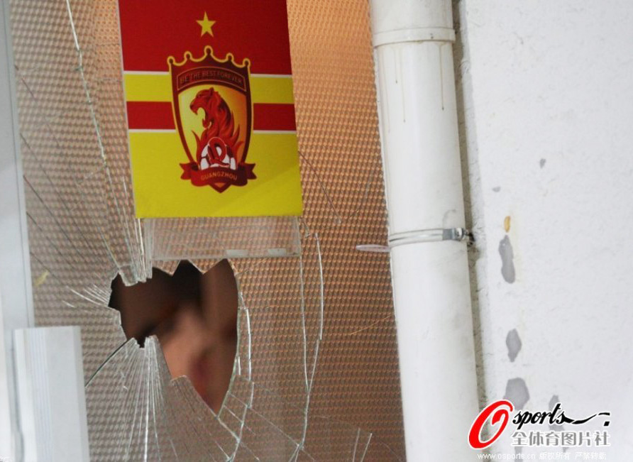 2012��4��8�գ��г���5݆��һ��(ch��ng)��ِ�У��������(ch��ng)��(du��)��F���˺͡��ϰ��(ch��ng)�F���(du��)����˹�����(du��)���L(zh��ng)���ڽ��^(q��)��(n��i)���(zh��n)���֣�˦�_(k��i)��¡ŭ�����T���˺󲻾ã��H�H����26�����ı�¡��������䨓Q�¡��ڻص����(du��)��Ϣ�ҵ�·;�У���¡�O�䲻�M��һȭ��������Ϣ���T�Ĳ�����Ȼ�󼤄�(d��ng)�����M(j��n)����Ϣ�ҡ��D�鱻����Ĳ�����