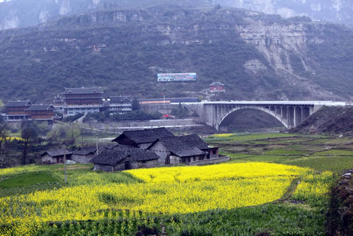 <����>�s־