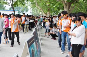 �����մ���܇�f���С�������M�Ž�У�@