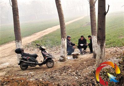 12��19�գ������ӿ�������סͨ�����ݰ��µ���·�ڣ��Է�İ�����M�塣��ռ���6�ˣ�һ�����m����9�ˣ������Լ�Ժ�Ӽ�������߅�� �¾���ӛ�� ��· �z