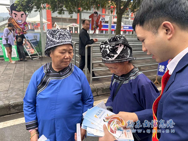 �����y��ǭ�|���ݷ��С���ͨ�y��ǭ�|�Ϸ��й����ˆT�ڈ�(ch��ng)���_(k��i)չ��������